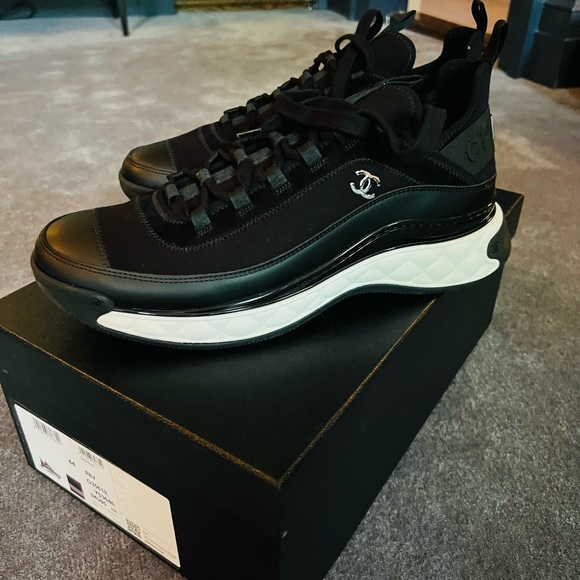 Im selling this sneakers because they are so small for me. - Picture 3 of 4